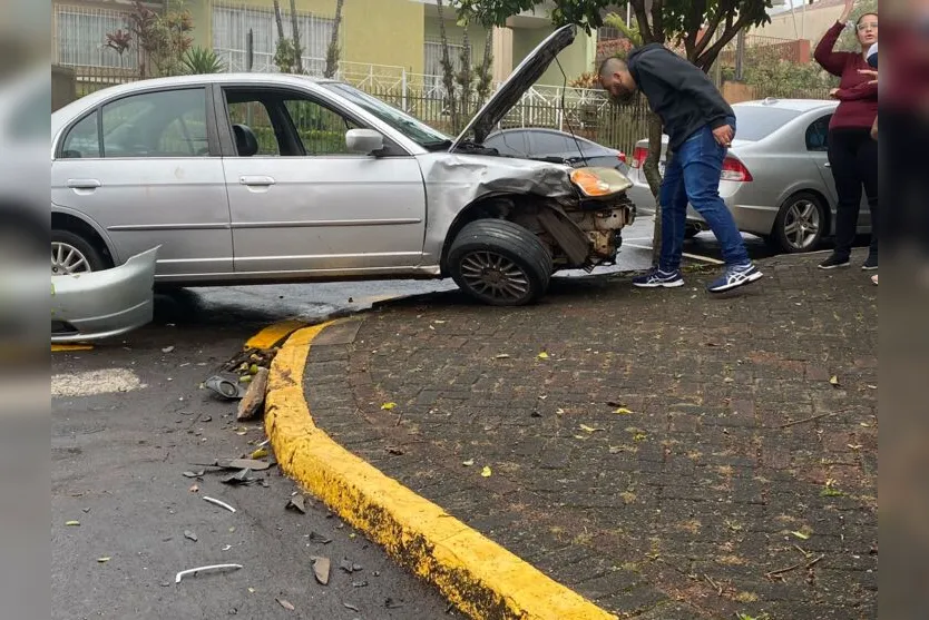 Colisão entre carros é registrada em Apucarana nesta manhã