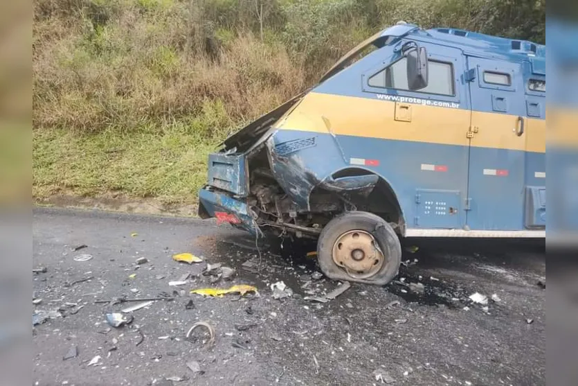 Colisão envolvendo viatura, carro-forte e camionete é registrada no PR