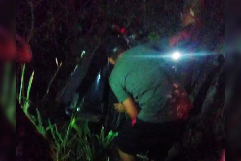  Condutor teria tentado desviar de uma motocicleta e colidiu contra uma árvore 