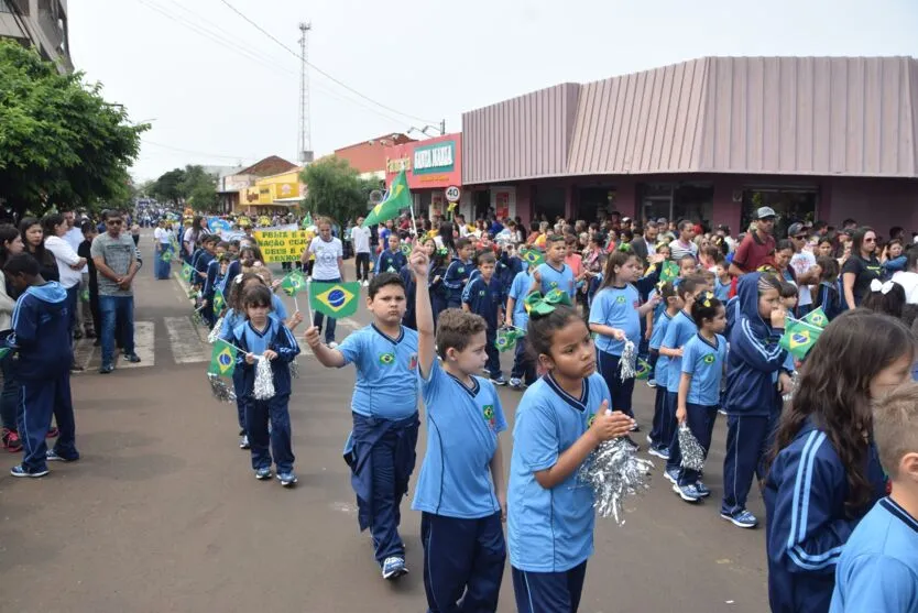 Desfile da Independência  realizado com sucesso em Jardim Alegre