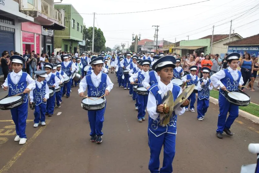 Desfile do Dia da Independência foi realizado no sábado em Lunardelli