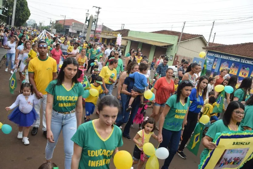 Desfile do Dia da Independência foi realizado no sábado em Lunardelli