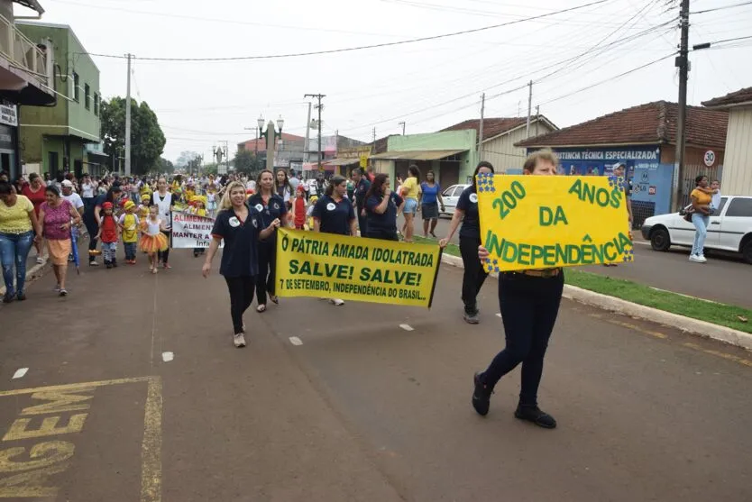 Desfile do Dia da Independência foi realizado no sábado em Lunardelli