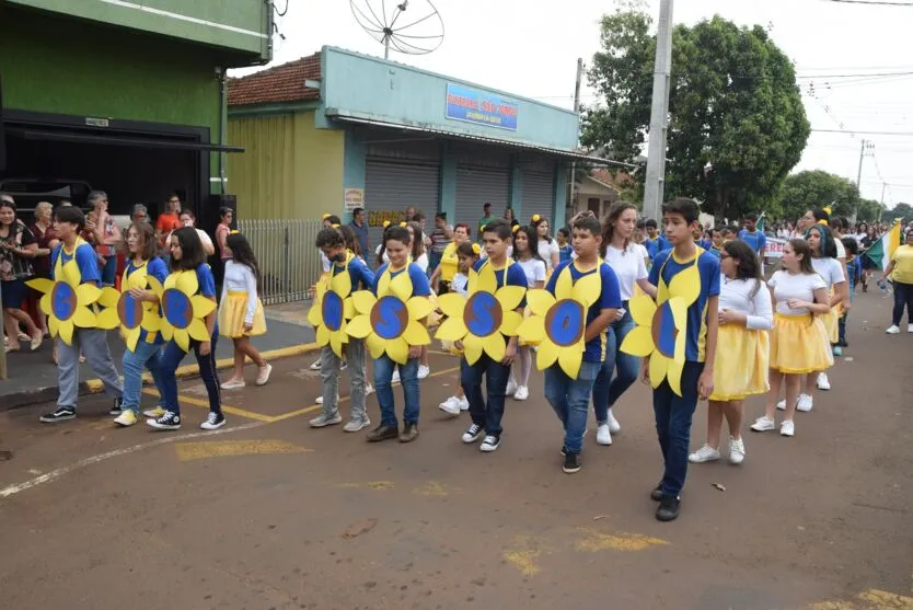 Desfile do Dia da Independência foi realizado no sábado em Lunardelli