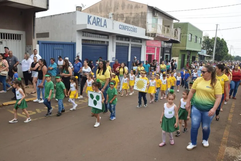 Desfile do Dia da Independência foi realizado no sábado em Lunardelli