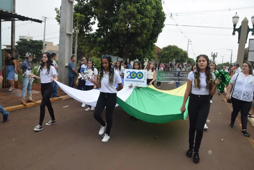 Desfile do Dia da Independência foi realizado no sábado em Lunardelli