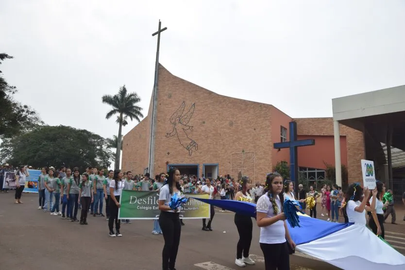 Desfile do Dia da Independência foi realizado no sábado em Lunardelli