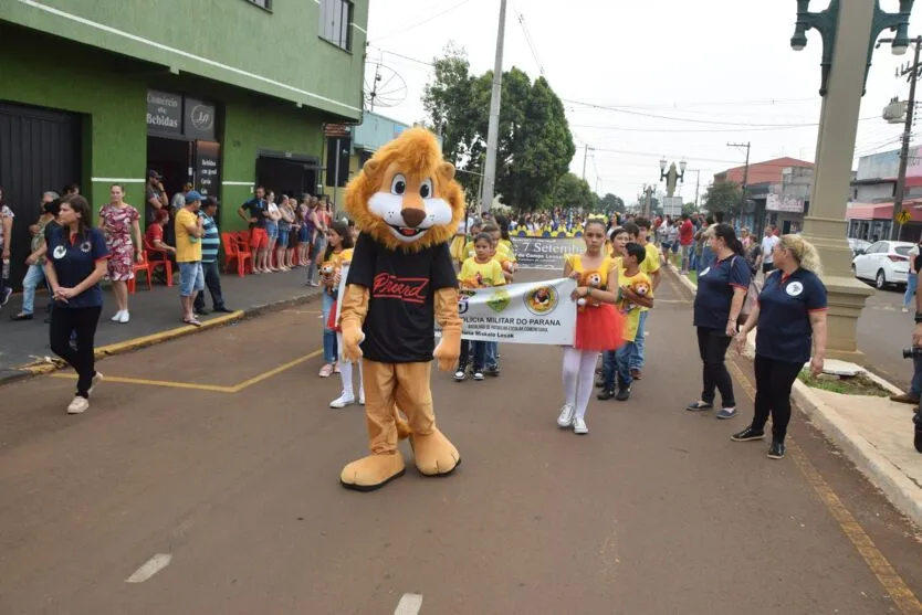 Desfile do Dia da Independência foi realizado no sábado em Lunardelli