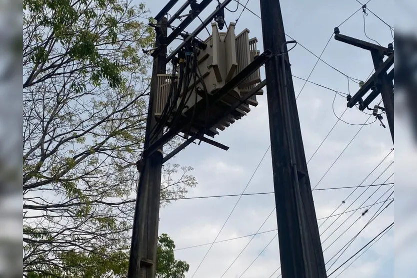  Dezesseis cabos de energia foram cortados no transformador em frente ao colégio 