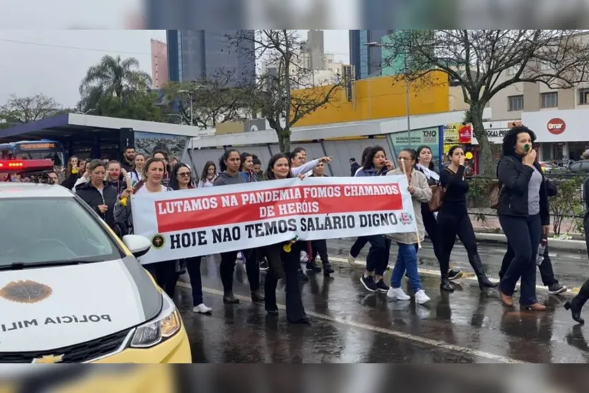 Em Cascavel, no oeste do Paraná, profissionais se reuniram no Centro da cidade com cartazes, em uma vigília em frente à Catedral 