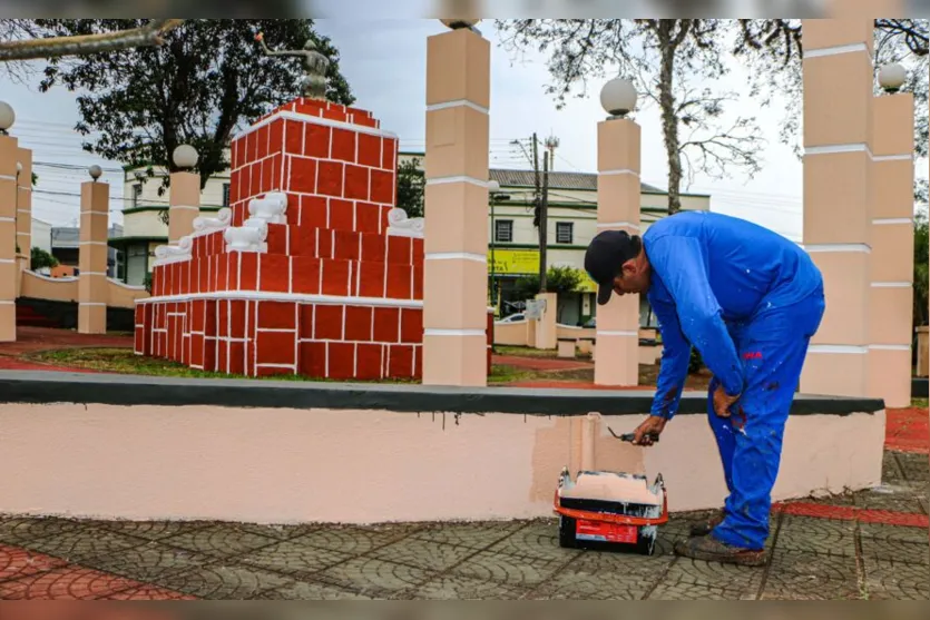 Histórica 'Praça Mauá' passa por serviços de manutenção