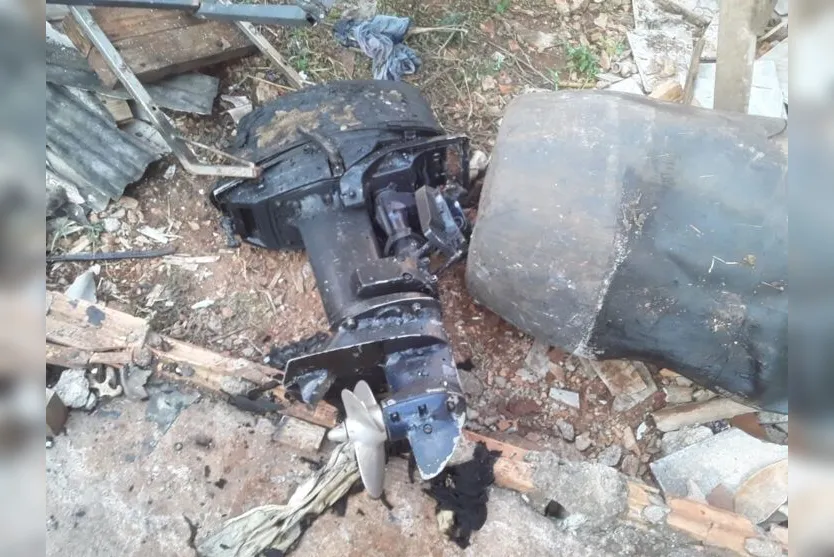  Incêndio destruiu um motor de barco que estava na edícula 