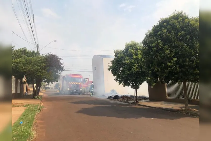 Incêndio em matagal atinge casa de Apucarana e moradora se apavora