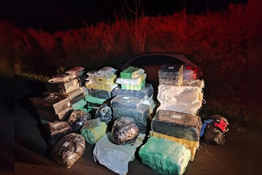  Mais de 853 quilos de maconha foram apreendidos em dois veículos 
