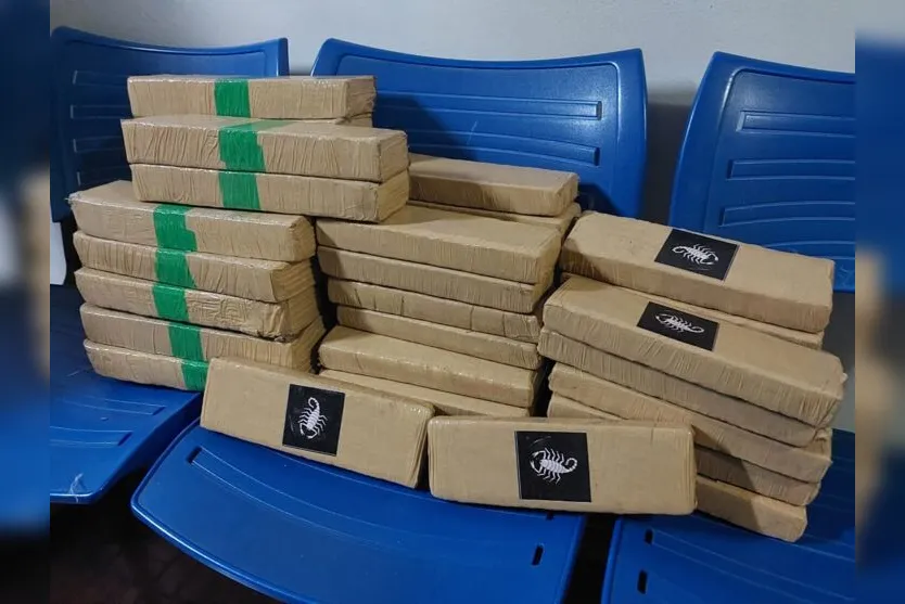  Mais de 853 quilos de maconha foram apreendidos em dois veículos 