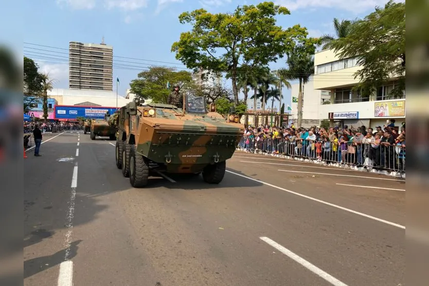  Milhares de pessoas se reuniram na tarde desta quarta-feira, 7, feriado da independência do Brasil, para acompanhar o Desfile Cívico 