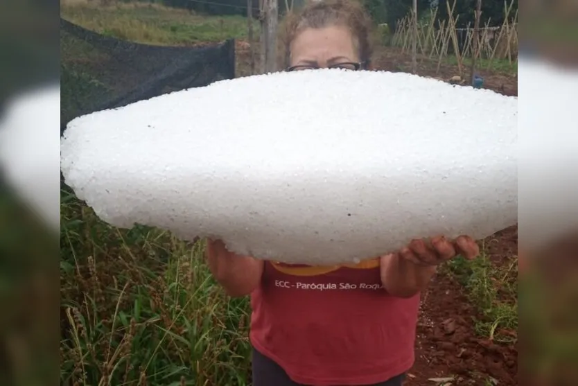  Moradora encontrou enorme granizo durante temporal em Rio Bom 