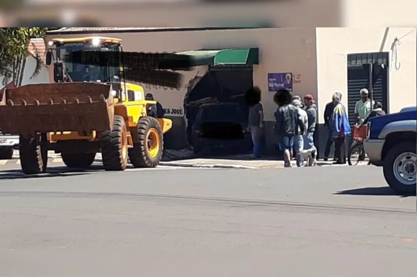 Motorista de Monza invade mercado de Marilândia do Sul; veja