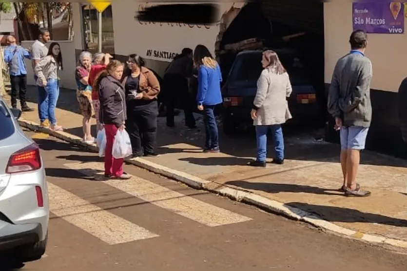 Motorista de Monza invade mercado de Marilândia do Sul; veja