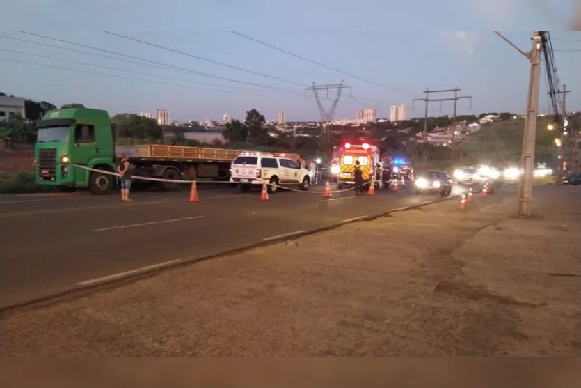 Motorista é intubado após bater em caminhão no Contorno Sul