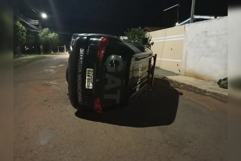  Na noite deste sábado (18), uma viatura da Guarda Municipal (GM) de Arapongas sofreu um acidente 