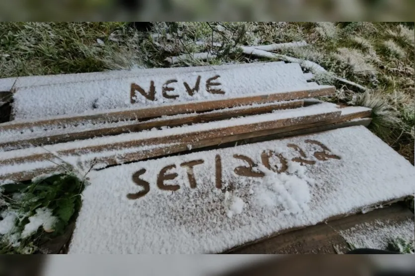 Neve cai no segundo dia de primavera em Santa Catarina