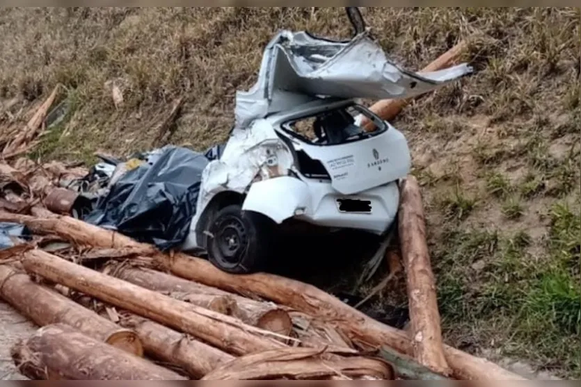  O carro e o caminhão seguiam em sentidos contrários quando o caminhão tombou 