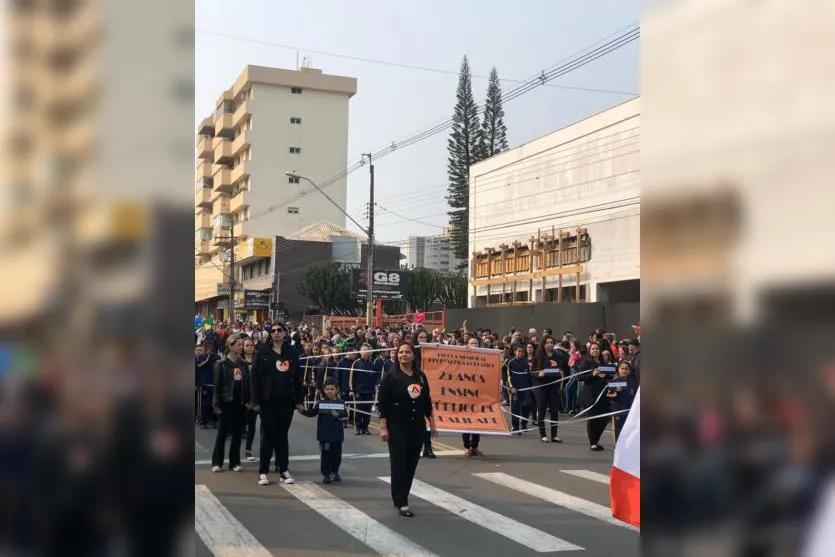  O desfile para a comemoração do Bicentenário da Independência do Brasil em Arapongas foi realizado na manhã deste domingo (11). 