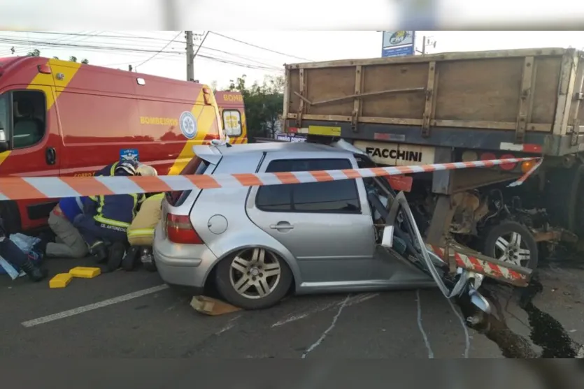  O motorista do carro, identificado como Claudemir Marques, de 49 anos, estava sozinho no carro e precisou ser intubado pelos socorristas 