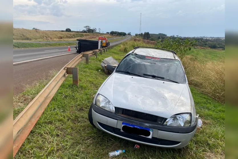  O motorista perdeu o controle da direção, atingiu o guard-rail e capotou 