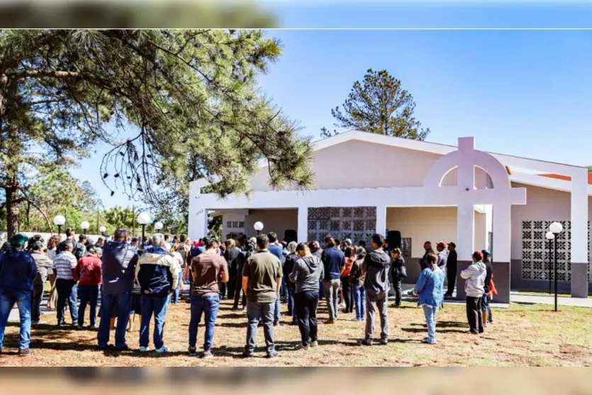  O prédio dispõe de duas salas de velório, hall de entrada, varandas externas cobertas, sala de estar, copa, depósito e dois sanitários adaptados para portadores de necessidades especiais. 