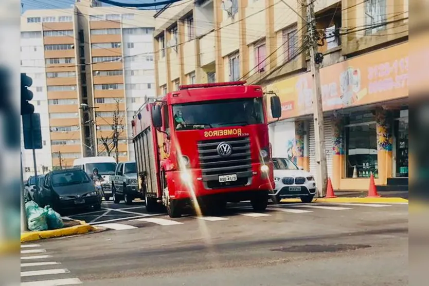  Os Bombeiros realizaram a lavagem da pista e espalharam pó de serra 