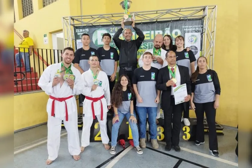  Os jovens competiram nos estilos de kata e kumite pelas categorias masculino e feminino 