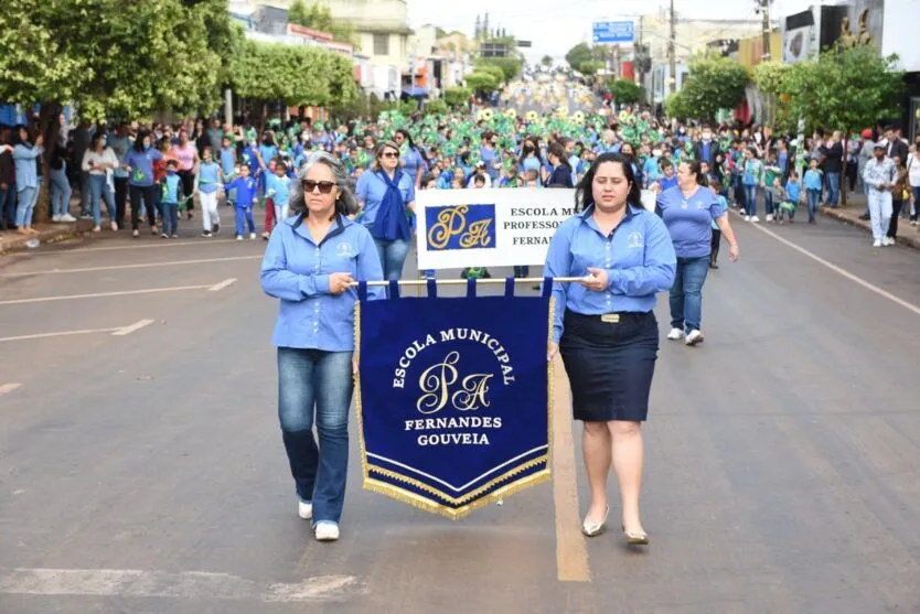  Os pelotões foram formados pelos CMEI’s, escolas municipais, colégios estaduais, APAE, servidores públicos, motociclistas, cavalheiros, dentre outros 