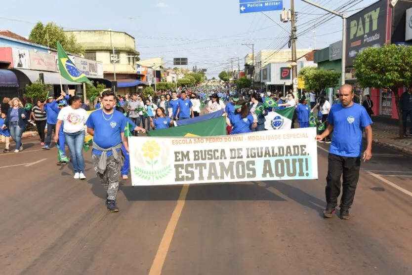  Os pelotões saíram de frente da secretaria municipal de Educação 