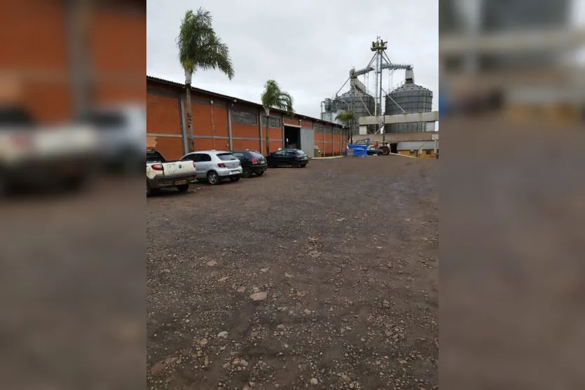  Pelo menos 10 assaltantes invadiram a empresa e roubaram cerca de 200 caixas de defensivos agrícolas 