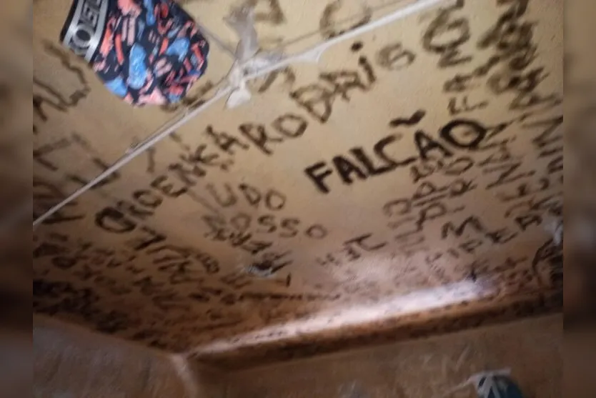  Presos deixaram marcas no teto das celas: demolição é marco histórico na cidade 