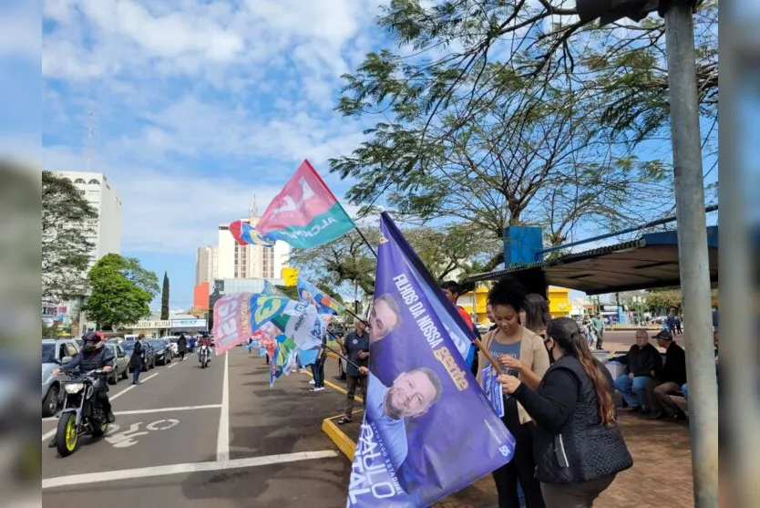  Quem for ao centro com a intenção de ir nas lojas, terá que dividir o espaço com o pessoal das campanhas políticas 