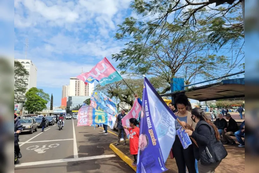  Quem for ao centro com a intenção de ir nas lojas, terá que dividir o espaço com o pessoal das campanhas políticas 