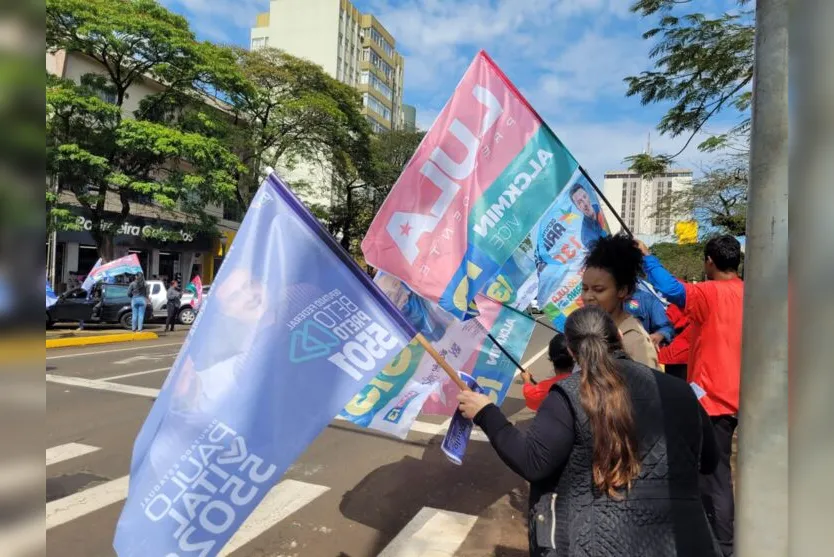  Quem for ao centro com a intenção de ir nas lojas, terá que dividir o espaço com o pessoal das campanhas políticas 