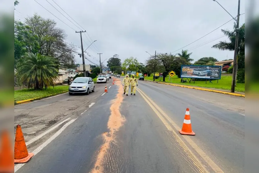  Segundo a equipe que esteve no local, cerca de 300 metros de pista foram atingidos por óleo. 