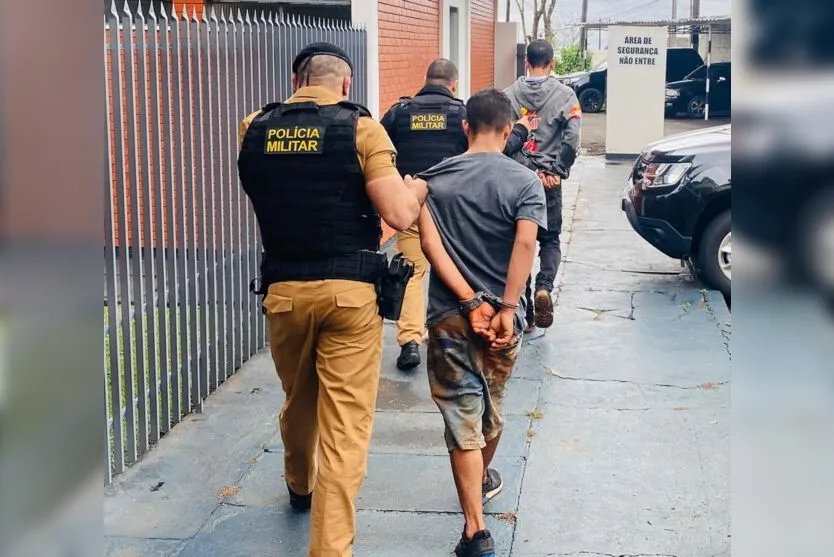  Segundo as testemunhas que informaram aos policiais, um dos bandidos estava de bermuda e o outro de calça 