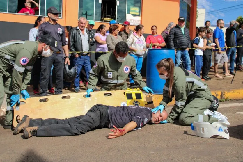 Simulação realista de acidente chama atenção nas ruas de Cambira; veja