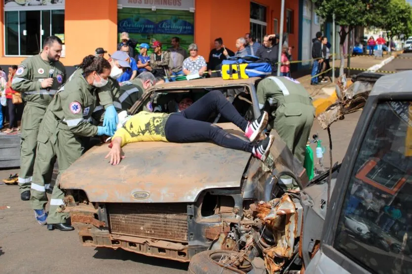 Simulação realista de acidente chama atenção nas ruas de Cambira; veja