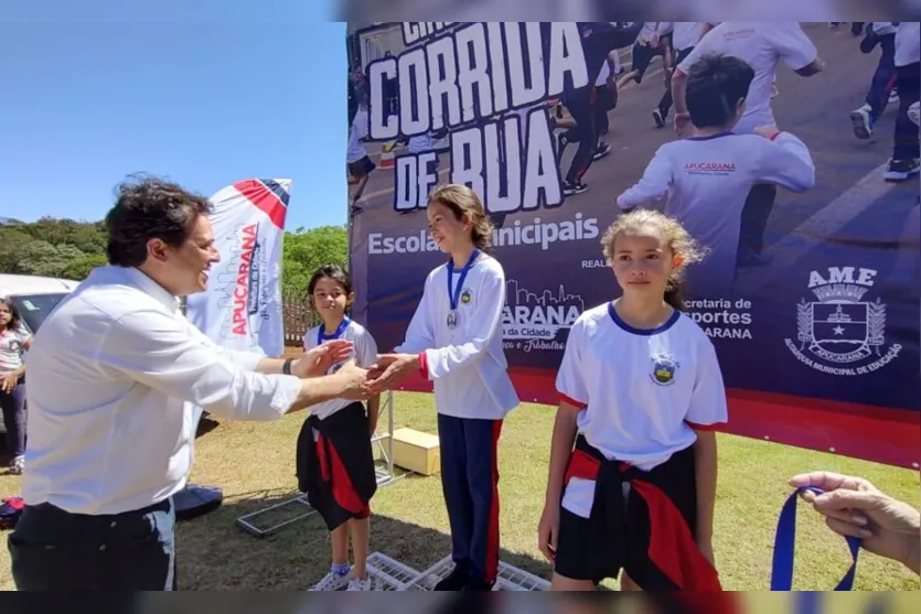  Todas as meninas inscritas das 35 escolas municipais da cidade receberam medalhas 