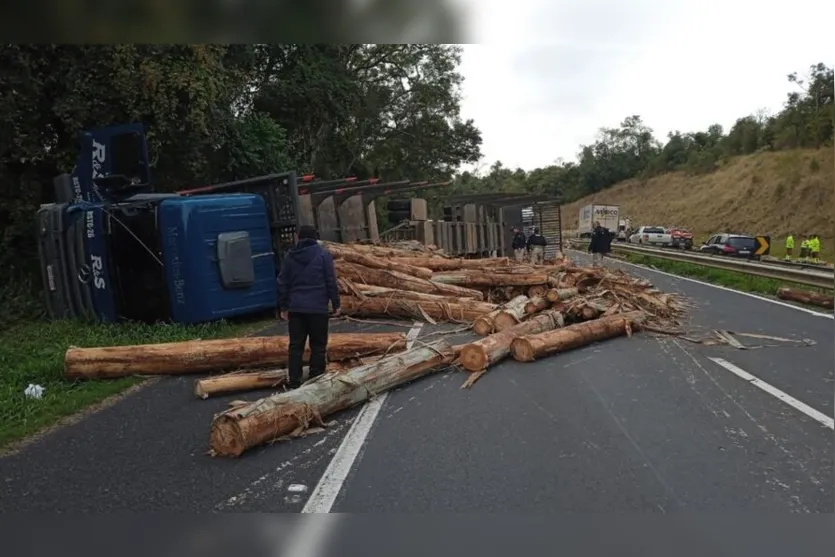  Uma tora se desprendeu de um caminhão que carregava madeira e atingiu um veículo 