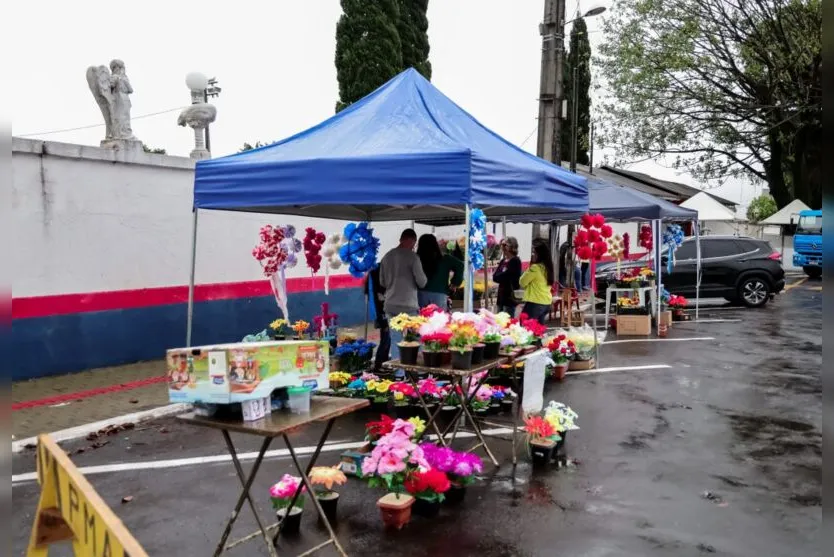  A Autarquia dos Serviços Funerários de Apucarana (Aserfa) instalou banheiros químicos e tendas 