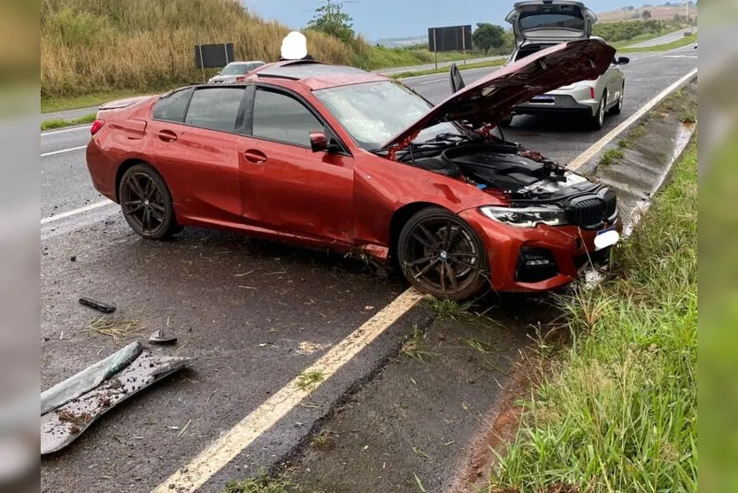  A BMW, modelo 320i na cor vermelha, ficou parada no acostamento e não causou nenhuma interferência no trânsito 