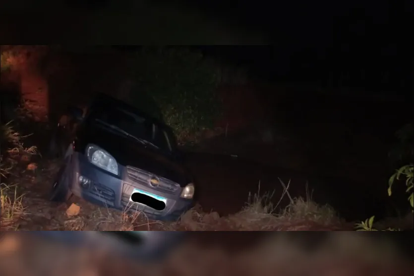  A PM detalhou que o veículo caiu em uma vala usada para conter enxurrada de chuva 