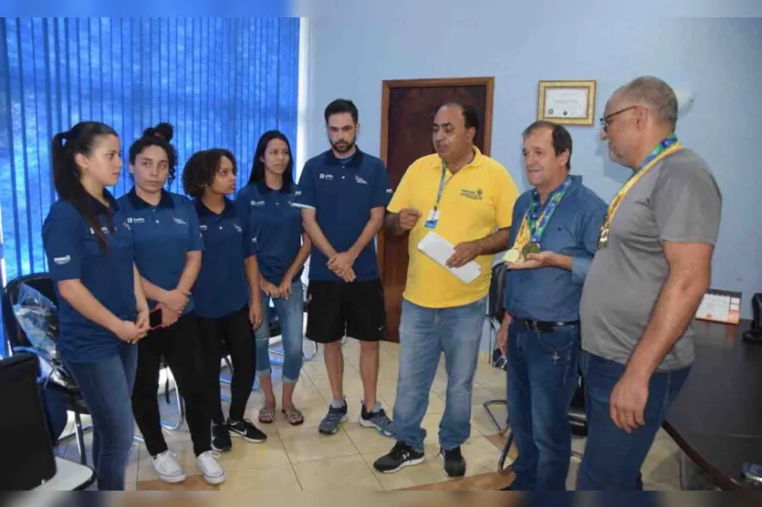  A entrega dos kits foi realizada pelo chefe  da regional 12 da Paraná Esporte, Valdir Carvalho 